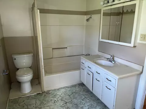 Bath - 613 S Darst St, Eureka, IL 61530 photo 1 of 1