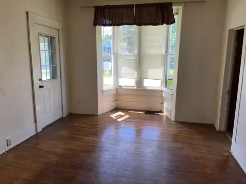 Living - 613 S Darst St, Eureka, IL 61530 photo 4 of 4