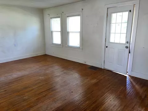 Living - 613 S Darst St, Eureka, IL 61530 photo 1 of 4