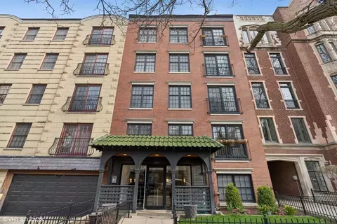 512 W Barry Ave #202, Chicago, IL 60657