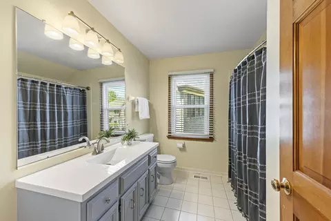 Bath - 1526 Maria Ct, Wheaton, IL 60187 photo 4 of 5