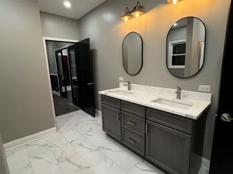 Bath - 433 Marion Ave, Aurora, IL 60505 photo 1 of 4