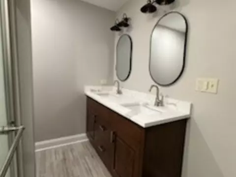 Bath - 433 Marion Ave, Aurora, IL 60505 photo 3 of 4