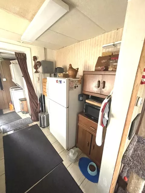 Kitchen - 445 S Winfield Ave, Kankakee, IL 60901 photo 4 of 5