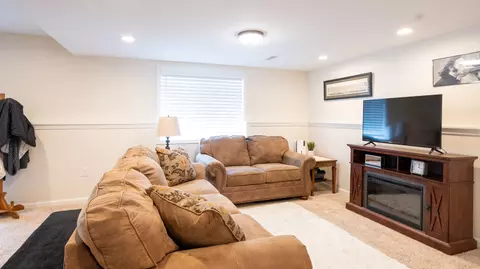 Living - 1538 Hunt Dr #D, Normal, IL 61761 photo 5 of 5