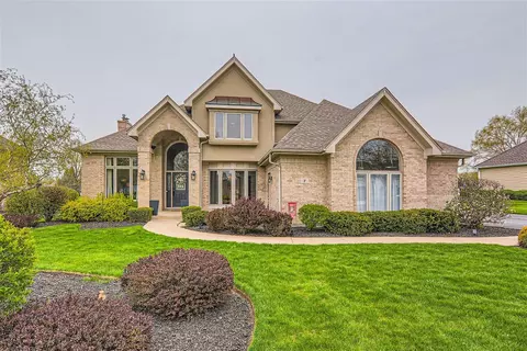7 Lorraine Ct, Oakwood Hills, IL 60013