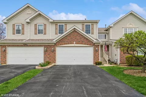 12 Walden Trl #232, Streamwood, IL 60107