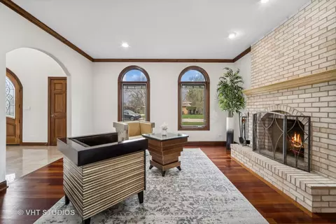 Living - 1135 Castle Dr, Glenview, IL 60025 photo 2 of 6