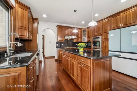 Kitchen - 1135 Castle Dr, Glenview, IL 60025 photo 2 of 5