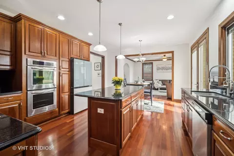 Kitchen - 1135 Castle Dr, Glenview, IL 60025 photo 4 of 5