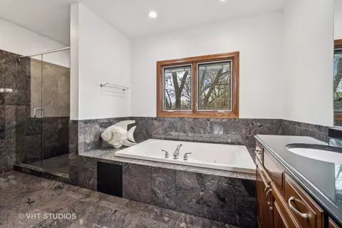Bath - 1135 Castle Dr, Glenview, IL 60025 photo 4 of 7