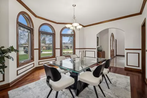 Dining - 1135 Castle Dr, Glenview, IL 60025 photo 2 of 3