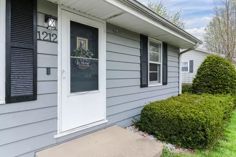 Exterior - 1212 W Hovey Ave, Normal, IL 61761 photo 3 of 8