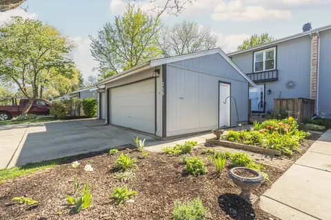 259 Laurel Ln, Bloomingdale, IL 60108