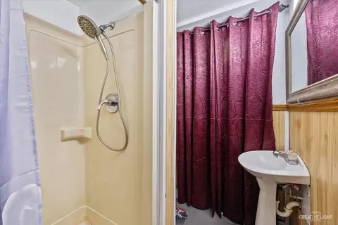 Bath - 825 Mohawk Dr, Elgin, IL 60120 photo 3 of 3