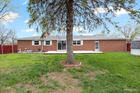 Exterior - 825 Mohawk Dr, Elgin, IL 60120 photo 5 of 7