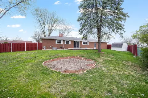 Exterior - 825 Mohawk Dr, Elgin, IL 60120 photo 6 of 7