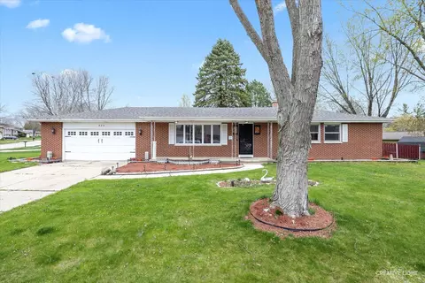 825 Mohawk Dr, Elgin, IL 60120