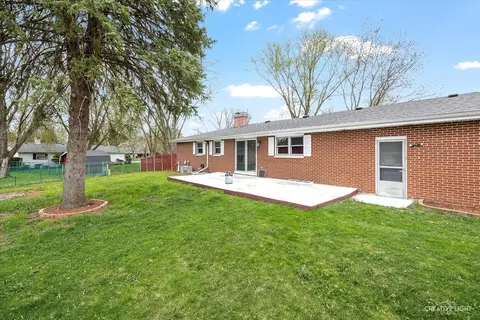 Exterior - 825 Mohawk Dr, Elgin, IL 60120 photo 7 of 7