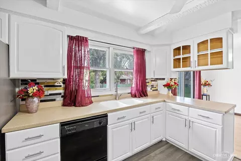 Kitchen - 825 Mohawk Dr, Elgin, IL 60120 photo 2 of 3