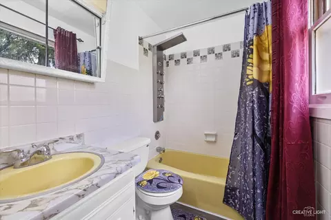 Bath - 825 Mohawk Dr, Elgin, IL 60120 photo 2 of 3