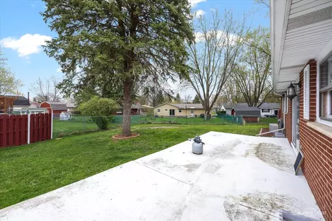 Exterior - 825 Mohawk Dr, Elgin, IL 60120 photo 4 of 7