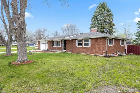 Exterior - 825 Mohawk Dr, Elgin, IL 60120 photo 2 of 7