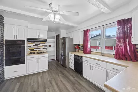 Kitchen - 825 Mohawk Dr, Elgin, IL 60120 photo 1 of 3