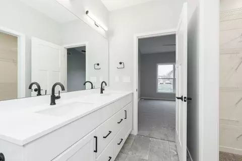 Bath - 1736 Millstone Dr, Normal, IL 61761 photo 3 of 4