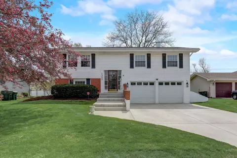 1355 Devonshire Ln, Hoffman Estates, IL 60169