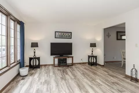 Living - 33 Chiswick Cir, Bloomington, IL 61704 photo 4 of 7