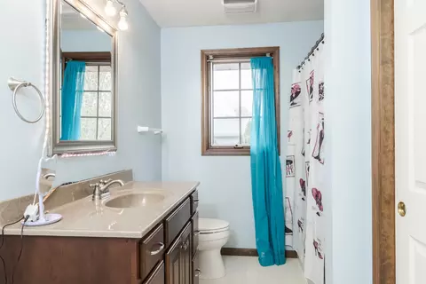 Bath - 33 Chiswick Cir, Bloomington, IL 61704 photo 2 of 3