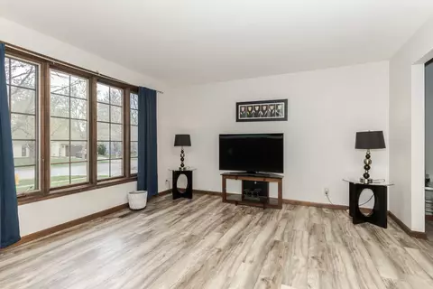 Living - 33 Chiswick Cir, Bloomington, IL 61704 photo 5 of 7