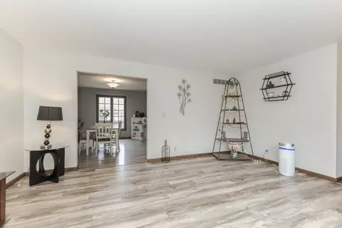 Living - 33 Chiswick Cir, Bloomington, IL 61704 photo 7 of 7