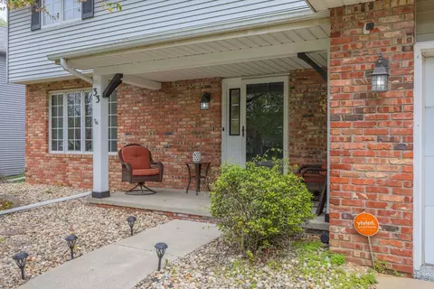 Exterior - 33 Chiswick Cir, Bloomington, IL 61704 photo 16 of 17