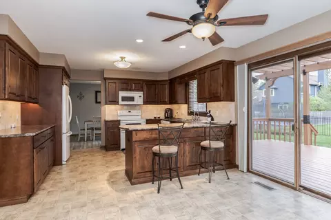 Kitchen - 33 Chiswick Cir, Bloomington, IL 61704 photo 2 of 5