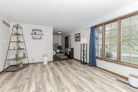 Living - 33 Chiswick Cir, Bloomington, IL 61704 photo 6 of 7