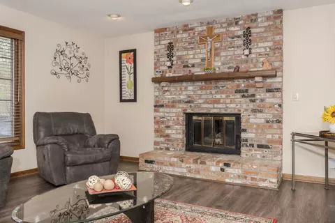 Living - 33 Chiswick Cir, Bloomington, IL 61704 photo 3 of 7