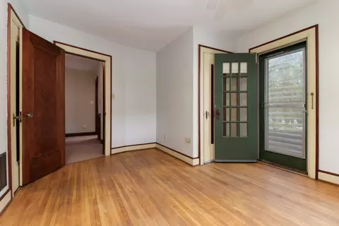 Entry Way - 818 E Locust St, Bloomington, IL 61701 photo 4 of 6