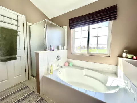 Bath - 140 Dallas Dr, Bartlett, IL 60103 photo 3 of 5