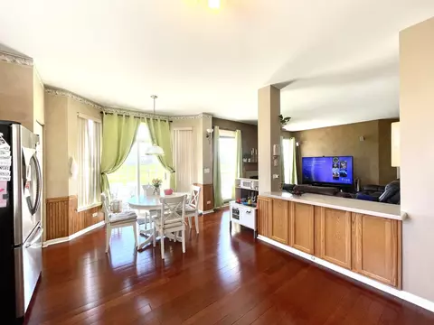 Living - 140 Dallas Dr, Bartlett, IL 60103 photo 3 of 8