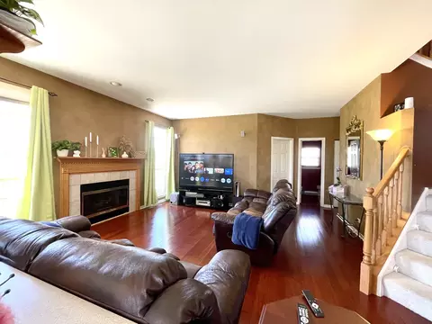 Living - 140 Dallas Dr, Bartlett, IL 60103 photo 1 of 8