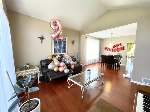 Living - 140 Dallas Dr, Bartlett, IL 60103 photo 5 of 8