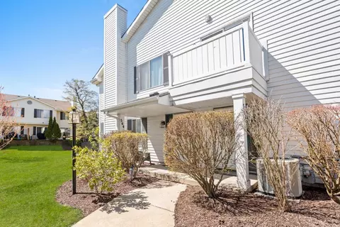 544 Willowcreek Ct #3-9, Clarendon Hills, IL 60514