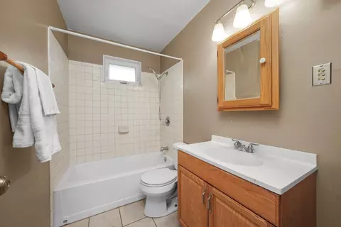 Bath - 2219 Manor Ln, Mchenry, IL 60051 photo 1 of 1