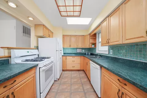 Kitchen - 2219 Manor Ln, Mchenry, IL 60051 photo 5 of 8