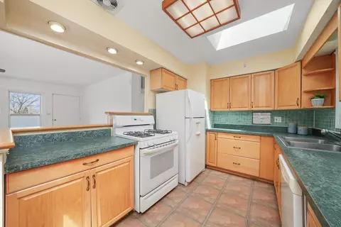 Kitchen - 2219 Manor Ln, Mchenry, IL 60051 photo 4 of 8