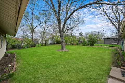 Exterior - 2219 Manor Ln, Mchenry, IL 60051 photo 5 of 10