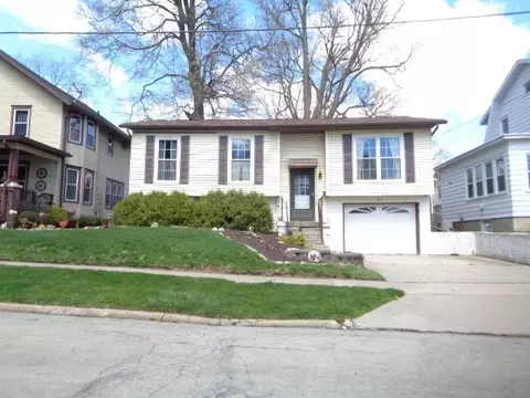 26 E Wayne St, Freeport, IL 61032