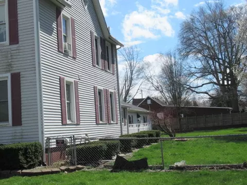 Exterior - 402 Sutherland Ave, Paris, IL 61944 photo 2 of 4